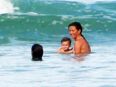 Η Ζιζέλ στη θάλασσα με το γιο της 