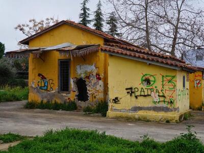Παραμελημένο κτήριο Παλαιού Σταθμού στα Καμίνια