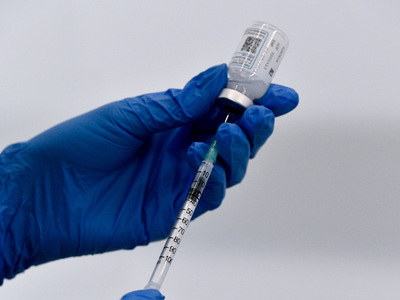 6η ΥΠΕ: Εμβολιάστηκε ο γιατρός του νοσοκ...