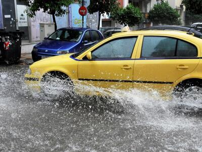 Αθήνα: Πλημμύρισαν οι δρόμοι από την νεροποντή 