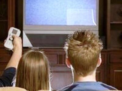 «Κολλημένοι» στις οθόνες οι έλληνες έφηβοι