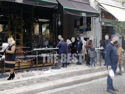 Διώχνουν κόσμο που συγκεντρώνεται έξω απ...