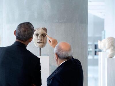 Μέσα στο Μουσείο της Ακρόπολης, θαυμάζον...