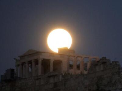 Στου φεγγαριού την αγκαλιά....ΔΕΙΤΕ εντυ...