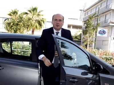 K. Χατζηδάκης : To τρένο πρέπει πάση θυσ...