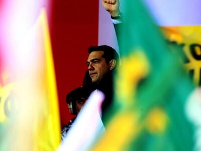 Η Standard & Poor's απειλεί με υποβά...