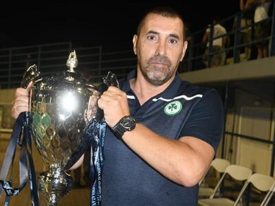 Ο Μιχάλης Λαζαρίδης στον πάγκο των γυναι...