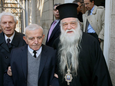 Ο Αμβρόσιος δίνει συμβουλές στον Παπανδρέου !