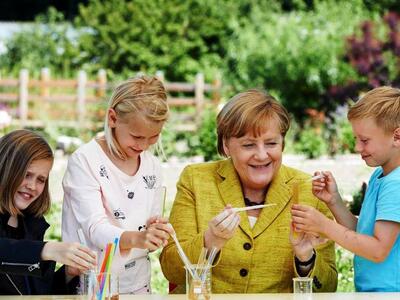 Η Μέρκελ πιο ανθρώπινη από ποτέ! Έδωσε σ...