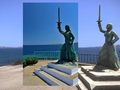 Στη μέση το πραγματικό μνημείο, δεξιά η ...