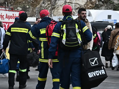 Πυροσβέστες φτάνουν στην Σαντορίνη – Φωτ...