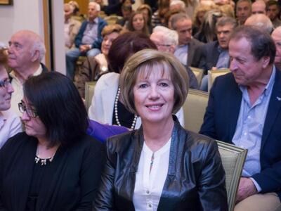 Πλήθος κόσμου στην παρουσίαση, ανάμεσά τ...