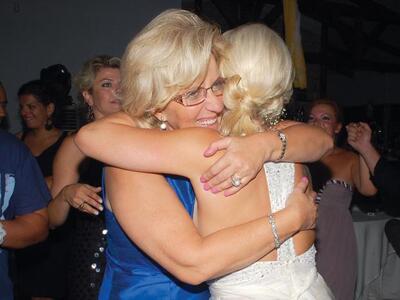 Η νύφη στην αγκαλιά της μητέρας της Κωνσταντίνας