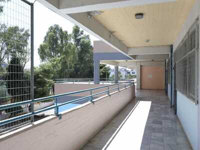 Νεαρός μπήκε σε τουαλέτες σχολείου χωρίς παντελόνι