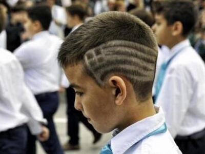 Το κούρεμα μαθητή στην παρέλαση που μαγν...