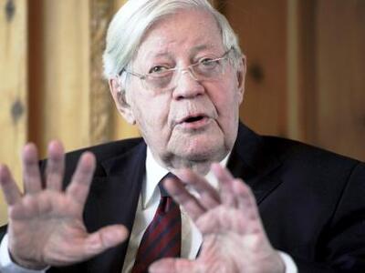 Χ. Σμιτ: Αουσβιτς και Χίτλερ δεν αφήνουν...