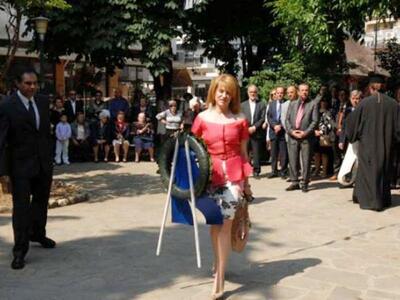 Κατέθεσε στεφάνι με την…. Lοui Vitton στο χέρι!