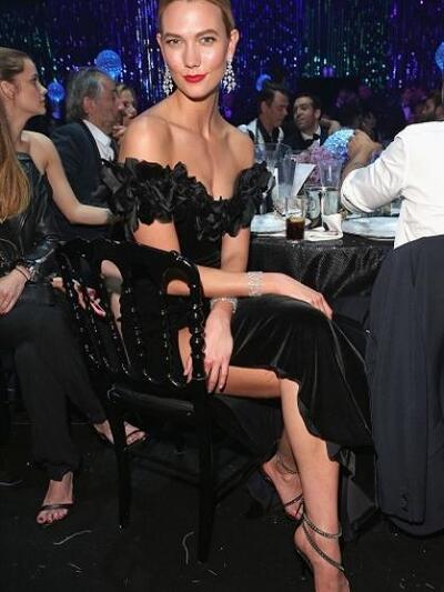 Με σπανιόλικο Marchesa και η Κάρλι Κλος