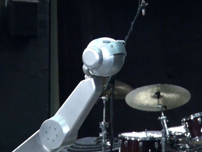 Το ρομπότ «Σίμον» τραγουδάει και παίζει ...