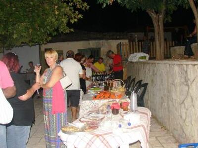 Αιγιάλεια: Φιλόξενο υπαίθριο τραπέζι με ...