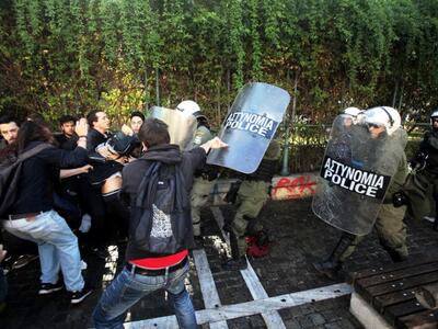 Πανεπιστήμιο Αθηνών: Τα ΜΑΤ ξυλοφόρτωσαν...