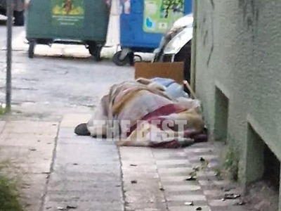 Πάτρα: Η άστεγη που κοιμάται στο πεζοδρό...