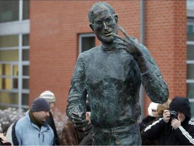 Ένα τεράστιο άγαλμα του Στιβ Τζομπς &quo...