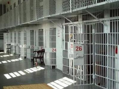 Αστυνομικοί έκαναν πάρτι με κρατούμενους...