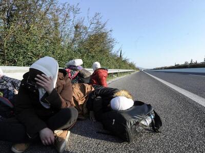 Καθιστική διαμαρτυρία προσφύγων στην εθν...