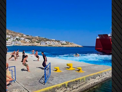 Σίκινος: Λιμενικοί προσπαθούν να σταματή...