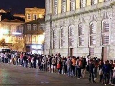 Ουρά για ένα πιάτο φαΐ στην "πετυχη...