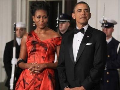 Η Μισέλ Ομπάμα με ένα εντυπωσιακό κόκκιν...