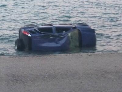 Aιγιάλεια: Αυτοκίνητο έπεσε στη θάλασσα,...