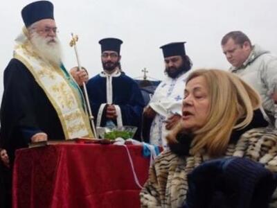 Απίστευτος διάλογος Μητροπολίτη με πιστή...