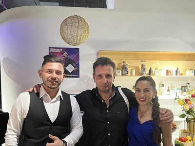 Δυο Καλαβρυτινόπουλα Πρεσβευτές της Ελλά...