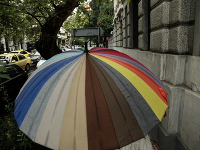 Άνοιξαν οι ουρανοί στον Πειραιά, άσπρισε...