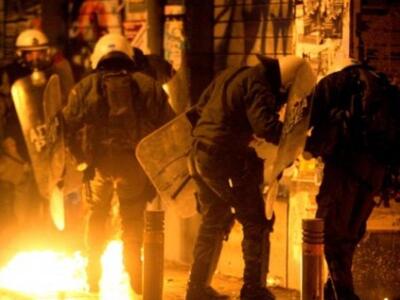 Επιθέσεις με μολότοφ σε διμοιρίες των ΜΑ...