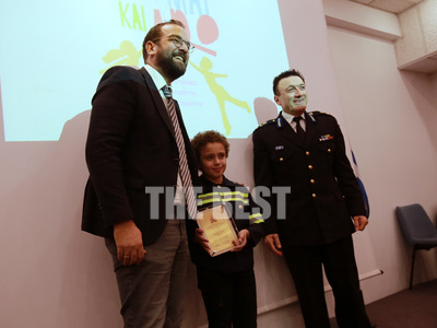 Aυτός είναι ο πιο μικρός εθελοντής πυροσ...