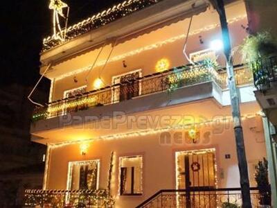 Ο... επικός χριστουγεννιάτικος στολισμός...