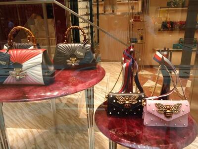 ΜΕΛΙΣΣΕΣ, ΜΠΑΜΠΟΥ, ΠΕΡΛΕΣ ΣΤΙΣ GUCCI ΤΣΑ...