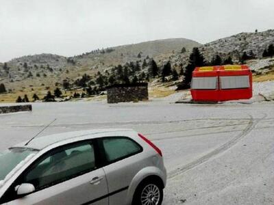 Στα λευκά από χαλάζι και χιόνι ο Χελμός - ΦΩΤΟ 