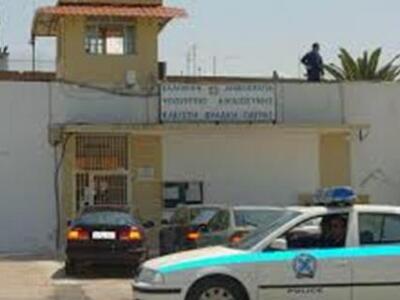 Πάτρα: Έκρυβε ναρκωτικά και μαχαίρια στο...