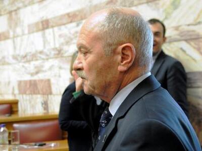 "Αδειάζει" τον αχαιό βουλευτή ...