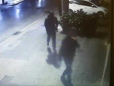 Καρέ - καρέ η εισβολή κουκουλοφόρων σε φ...