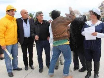Καρναβαλιστής  αλεύρωσε τον δήμαρχο στο ...