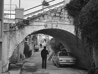 Η οδός Ηφαίστου κάτω από τις σκάλες της ...