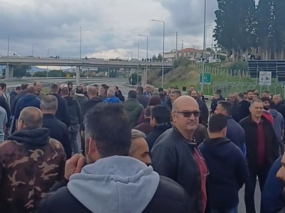 Μπλόκο αγροτών στην Κορινθία-  Ένταση στ...