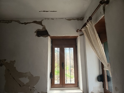 Ζημιές σε σπίτια και δεκάδες μετασεισμοί...