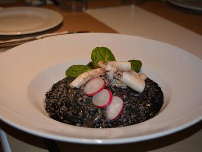 Ριζότο με μελάνι σουπιάς,καλαμάρι σοτέ κ...