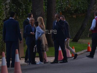 Ο Βασίλης Ρουβάς συνοδευόμενος από την α...